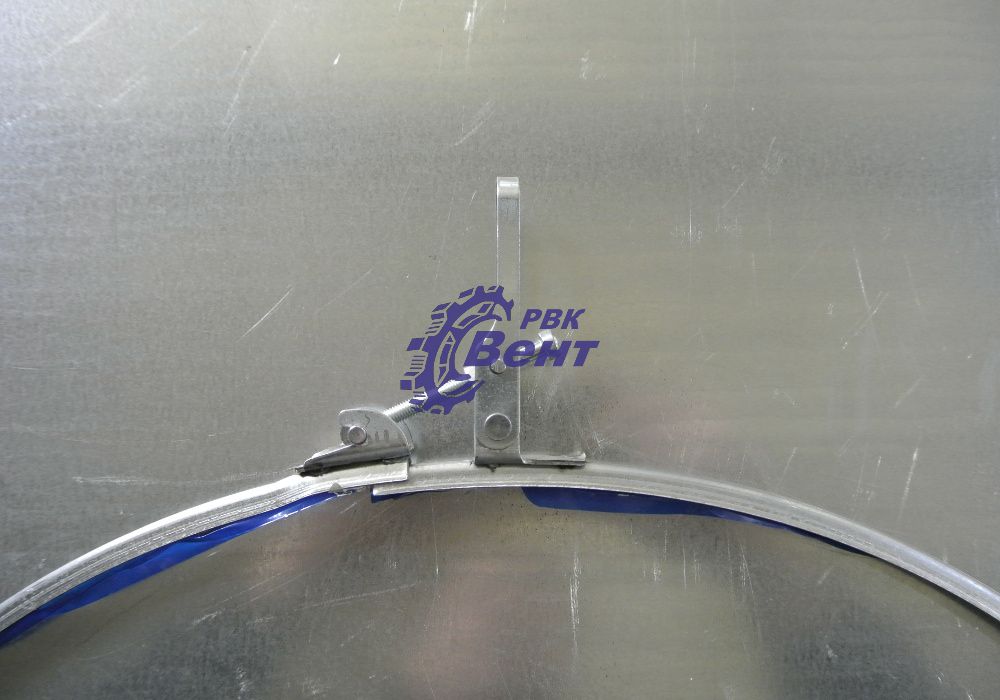 Узкий быстросъемный бандаж для соединения отбортованных участков воздуховода круглого сечения